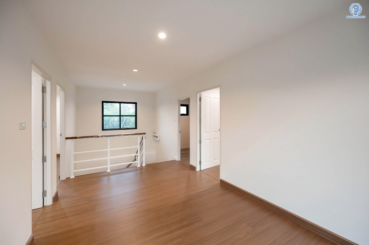 บ้านมือสองตกแต่งใหม่ โครงการ กฤษดานคร20 ปิ่นเกล้า-ติดถนนบรมราชชนนี เนื้อที่ 86 ตร.ว. บ้านเดี่ยวหลังใหญ่ พร้อมฟังก์ชัน 3 ห้องนอน 3 ห้องน้ำ 1 ห้องห้องอเนกประสงค์ จอดรถได้ 2 คัน บนทำเลเชื่อมต่อเมืองอย่างรวดเร็ว ใกล้ทางคู่ขนานลอยฟ้าบรมราชชนนี ทางด่วน "กาญจนาภิเษก" ม.มหิดล และเซ็นทรัลปิ่นเกล้า